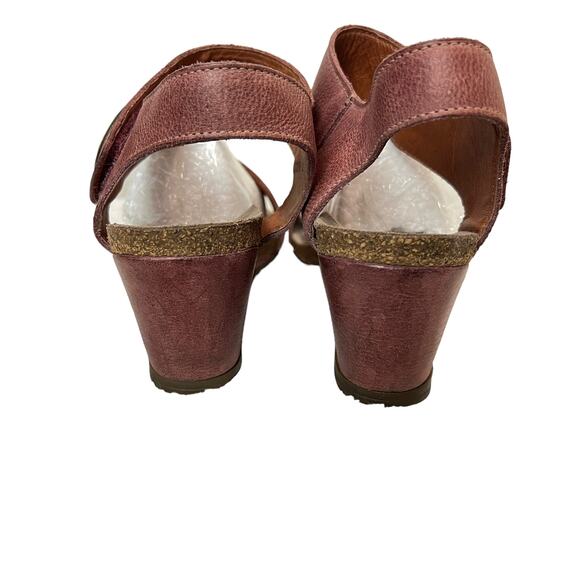 TAÖS Mauve Leather Wedge Sandals. Brass Detail 7  Boho Campy Casual - Picture 4 of 9